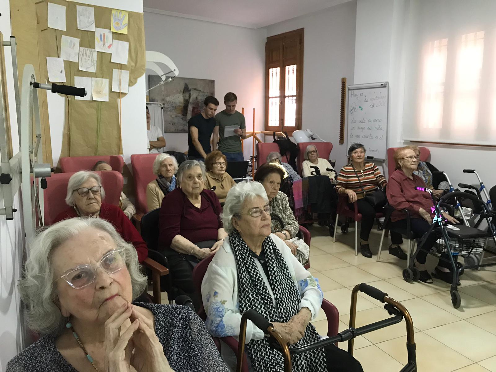 Imagen de un grupo de personas mayores atendiendo en una charla