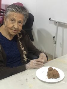 Imagen de una persona mayor haciendo bolitas de gofio