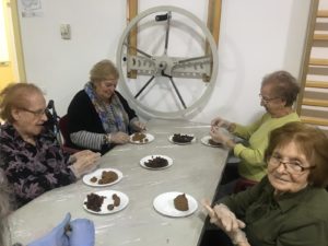 Imagen de un grupo de personas mayores realizando la actividad