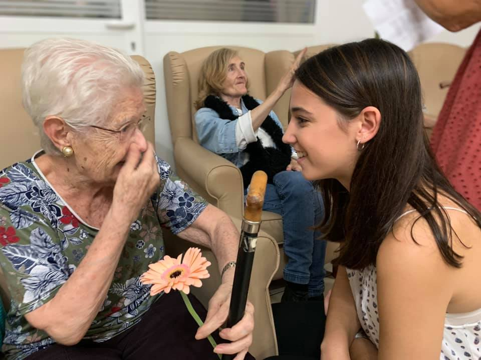 Señora mayor habla con su nieta.