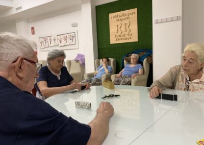 Personas mayores jugando al dominó